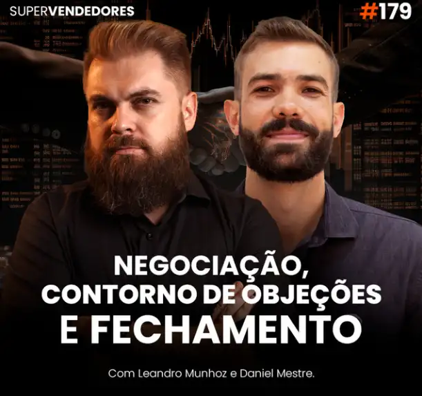 Capa do podcast Papo de Vendedor, com uma cor preta ao fundo, com desenhos de gráficos e um aperto de mão. Em primeiro plano, a foto dos hosts, Leandro Munhoz e Daniel Mestre. Abaixo, na cor branca, o título Negociação, Contorno de objeções e Técnicas de Fechamento.