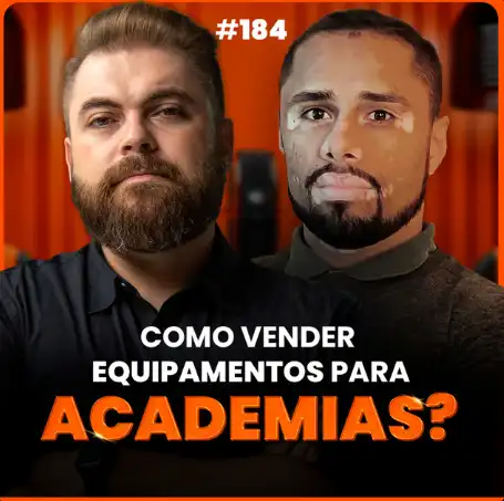 Capa do podcast Papo de Vendedor, com uma textura de cortina laranja ao fundo. Em primeiro plano, a foto do convidado Eduardo Bhonfim, ao lado do host, Leandro Munhoz. Abaixo, o título, na cor laranja e branca, Como vender equipamentos para academia, sobre a venda de equipamentos fitness.