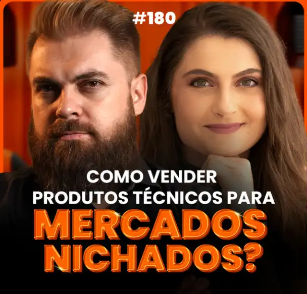 Capa do podcast Papo de Vendedor, com um a textura de cortina laranja ao fundo. Em primeiro plano, a foto da convidada Camila Cicconeto, ao lado do host Leandro Munhoz.