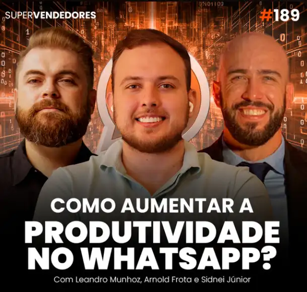 Capa do podcast Papo de Vendedor, com um símbolo laranja de WhatsApp ao fundo, conectado a uma representação de redes conectadas na cor laranja. Ao centro, a foto dos convidados, Arnold Frota e Sidnei Júnior, ao lado do host, Leandro Munhoz. Abaixo, o título, na cor branca, Como Aumentar a Produtividade em Vendas pelo WhatsApp.