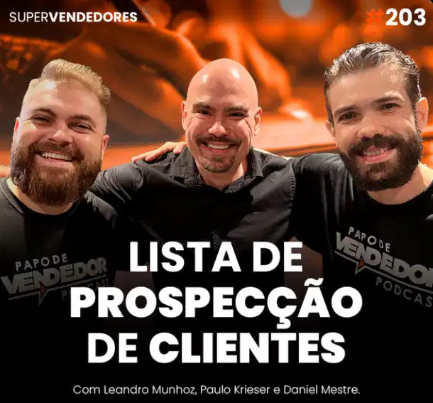 Capa do podcast Papo de Vendedor, com uma mão, ao fundo, fazendo uma anotação em um caderno, em textura laranja. Em primeiro plano, a foto do convidado, Paulo Krieser, CEO da Econodata, ao lado dos hosts, Leandro Munhoz e Daniel Mestre.