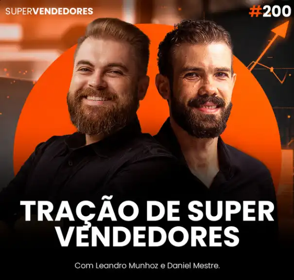 Capa do podcast Papo de Vendedor, com um círculo laranja ao fundo e uma seta, laranja, indicando crescimento. Em primeiro plano, a fotos dos hosts Leandro Munhoz e Daniel Mestre. Abaixo, o título, na cor branca, Tração de Super Vendedores, sobre a mentoria de vendas que vai acelerar sua carreira.