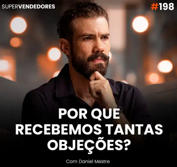 Capa do podcast Papo de Vendedor, com luzes ao fundo e a foto do host, Daniel Mestre, com expressão pensativa, em primeiro plano. Abaixo, o título, na cor branca, "Por que recebemos tantas objeções?" sobre objeções em venda.