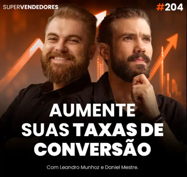 Capa do podcast Papo de Vendedor, com gráficos e setas de crescimento na cor laranja ao fundo e a foto dos hosts em primeiro plano, Daniel Mestre e Leandro Munhoz. Abaixo, na cor branca, o título do episódio Aumente Suas Taxas de Conversão, sobre técnicas de vendas.