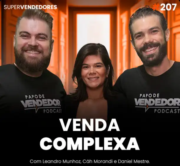 Capa do podcast Papo de Vendedor, com uma porta laranja ao fundo. Em primeiro plano, a foto da convidada Cáh Morandi, ao lado dos hosts Leandro Munhoz e Daniel Mestre. Abaixo, na cor branca, o título Vendas Complexas.