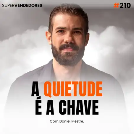 Capa do podcast Papo de Vendedor, com nuvens brancas ao fundo. Em primeiro plano, a foto do host, Daniel Mestre e o título, na cor preta e laranja, A Quietude é a Chave, como manter o foco.