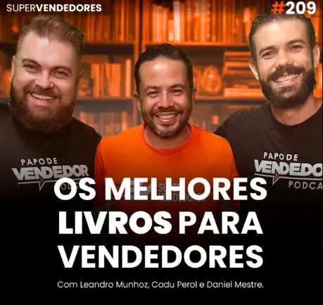 Capa do podcast Papo de Vendedor, com uma biblioteca em tom laranja, ao fundo, e a foto do convidado, Cadu Perol, em primeiro plano, ao lado dos hosts, Daniel Mestre e Leandro Munhoz. Abaixo, na cor branca, o título, Os Melhores Livros de Vendas.