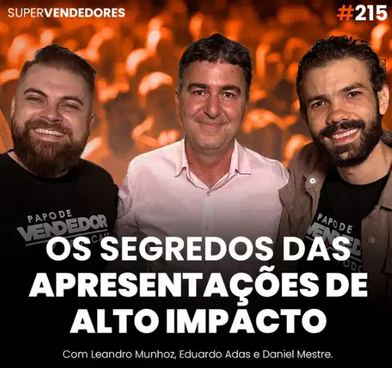 Capa do podcast Papo de Vendedor, com o convidado, Eduardo Adas, ao centro, moreno, camisa social rosa e sorrindo. Ao fundo, pessoas em uma platéia, em tom laranja. Ao lado do convidado, os hosts, Leandro Munhoz e Daniel Mestre. Abaixo, o título, na cor branca, "O segredo das apresentções de alto impacto", sobre apresentações de vendas.