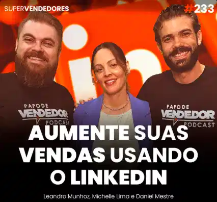 Capa do podcast Papo de Vendedor, com a convidada, Michelle Lima ao centro, branca, cabelos lisos e castanhos amarrados, camisa branca e blazer azul. Ao fundo, o logo do LinkedIn, na cor laranja. Ao lado da convidada, os hosts, Leandro Munhoz e Daniel Mestre. Abaixo, o título, na cor branca, Aumente Suas Vendas Usando o LinkedIn. Sobre como vender no LinkedIn corretamente.