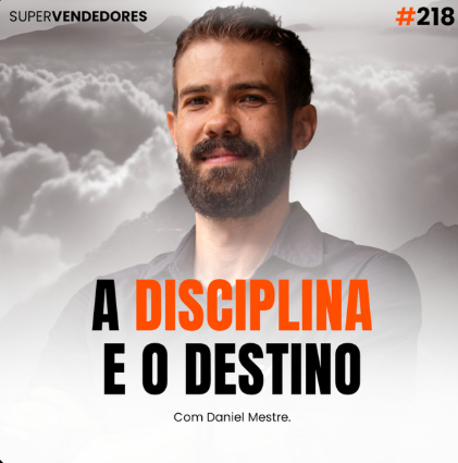 Capa do podcast Papo de Vendedor, com nuvens na cor branca e cinza ao fundo. Em primeiro plano, a foto do host, Daniel Mestre, centralizada, branco, moreno, de barba e sorrindo. Abaixo, o título, na cor preta e laranja, A Disciplina e o Destino, sobre a busca da disciplina no longo prazo e na vida.