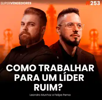 Capa do podcast Papo de Vendedor na cor laranja e três peças de xadrez ao fundo. A foto do convidado de perfil, Felipe Perna, olhando para o lado direito. Ao lado, o host, Leandro Munhoz, também de perfil, olhando para o lado esquerdo da imagem. Abaixo, o título do episódio na cor branca, Como trabalhar para um líder ruim. Sobre vendas na vida real.