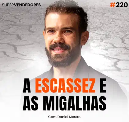 Capa do podcast Papo de Vendedor, com a foto do host, Daniel Mestre, branco, de barba e sorrindo, ao centro. Em segundo plano, uma imagem de um chão se rachando na cor branca. Abaixo, o título, na cor preta e laranja, A escassez e as migalhas, sobre mentalidade de escassez e mentalidade de sucesso.