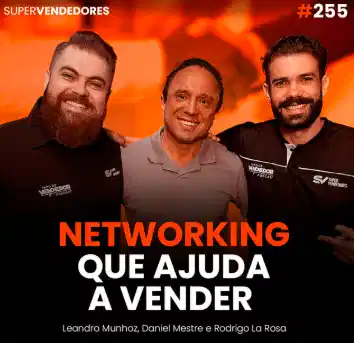 Capa do podcast Papo de Vendedor na cor laranja e uma imagem ao fundo de um aperto de mão. A foto do convidado, Rodrigo La Rosa, ao lado dos hosts, Daniel Mestre e Leandro Munhoz. Abaixo, o título, na cor laranja e branca, Networking que ajuda a vender, sobre netwokrin profissional