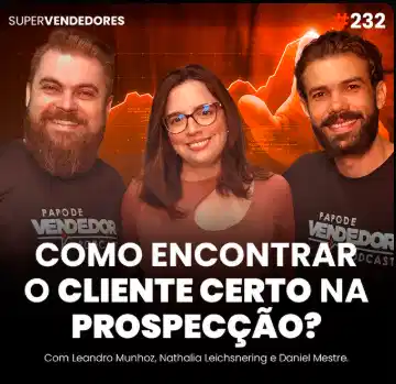 Capa do podcast Papo de Vendedor, com a foto da convidada, Nathalia Leichsnering, branca, cabelos lisos e castanhos, na altura dos ombros e usando óculos. Ao fundo, gráficos de crescimento em tom laranja cintilante. Ao lado da convidada, os hosts, Daniel Mestre e Leandro Munhoz. Abaixo, o título, Como encontrar o cliente certo na prospecção. Sobre prospecção de vendas.