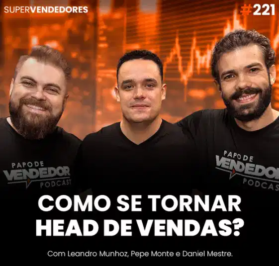 Capa do podcast Papo de Vendedor, com a foto do convidado, Pepe Monte, ao centro, moreno e usando uma camisa preta. Ao fundo, gráficos de crescimento na cor laranja. Ao lado do convidado, os hosts, Leandro Munhoz e Daniel Mestre. Abaixo, o título do episódio Como Se Tornar Head de Vendas, sobre protagonismo na carreira de vendas.