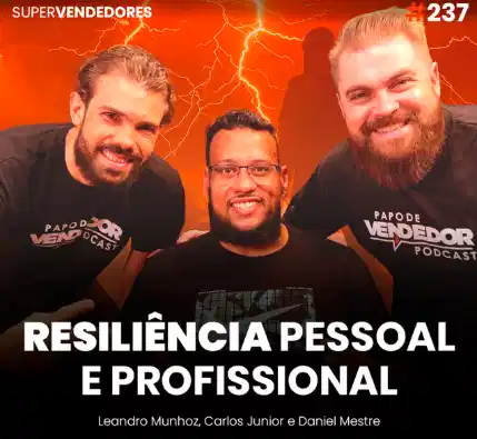 Capa do podcast Papo de Vendedor com a foto do convidado, Carlos Júnior, ao centro, de barba, óculos e sorrindo. Ao fundo, relâmpagos na cor laranja. Ao lado do convidado, os hosts, Daniel Mestre e Leandro Munhoz. Abaixo, o título, na cor branca, Resiliência Pessoal e Profissional.