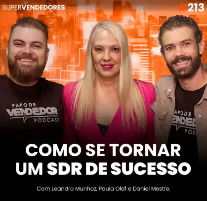 Capa do podcast Papo de Vendedor, com a convidada, Paula Olaf, ao centro (loira e vestindo um blazer rosa, e os hosts, Leandro Munhoz e Daniel Mestre, brancos e com barba, ao lado da convidada. Ao fundo uma cidade grande com textura laranja. Abaixo, o título Como Se Tornar um SDR de Sucesso, sobre a profissão de SDR, pré-vendas e prospecção.