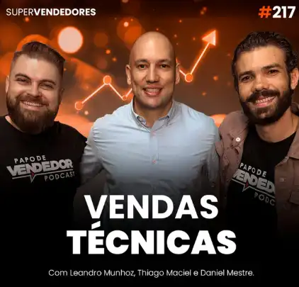 Capa do podcast Papo de Vendedor, com gráficos laranjas e cintilantes ao fundo. No centro, a foto do convidado, Thiago Maciel, vendedor técnico, careca, camisa social azul e sorrindo, ao lado dos hosts, Daniel Mestre e Leandro Munhoz. Abaixo, o título, na cor branca, Vendas Técnicas, sobre a importância da venda técnica para a indústria.