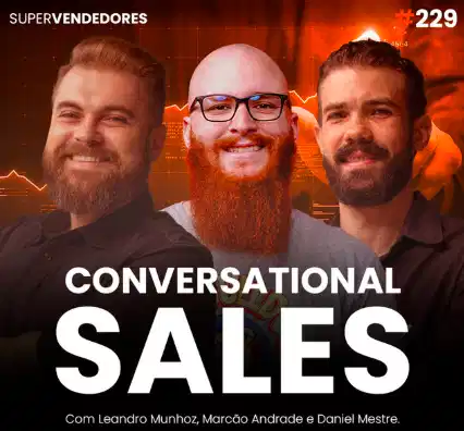 Capa do podcast Papo de Vendedor com a foto do convidado no centro, Marcão Andrade, careca, barba ruiva, usando óculos e sorrindo, ao lado dos hosts, Leandro Munhoz e Daniel Mestre, brancos de barba curta e sorrindo. Ao fundo, uma pessoa analisando um gráfico, em tons laranjas. Abaixo, o título do episódio, Conversational Sales, sobre vendas conversacionais e vendas no WhatsApp.