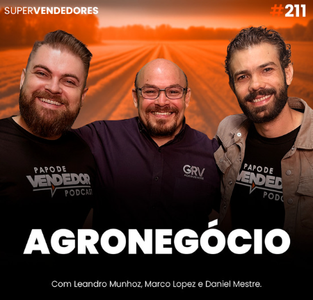 Capa do episódio 211 do Papo de Vendedor. Daniel Mestre à direita , Leandro Munhoz à esquerda e co convidado. Marco Lopes, no centro. Ao fundo, uma imagem de fazenda com textura laranja. Abaixo, o título, na cor branca, Agronegócio, sobre vendas no agro.