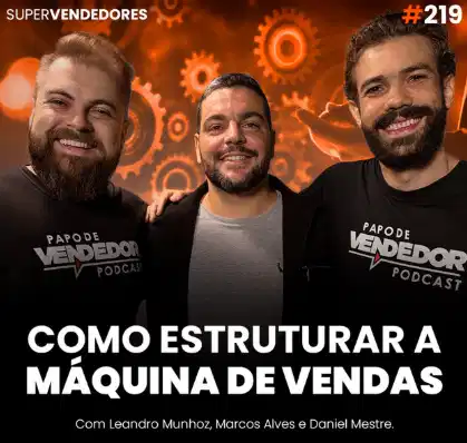 Capa do podcast Papo de Vendedor, com a foto do convidado ao centro, Marcos Alves, da Ubots, moreno, de barba e sorrindo, com camisa cinza e um blazer preto. Ao fundo, engrenagens na cor laranja e os hosts, Leandro Munhoz e Daniel Mestre, um de cada lado. Abaixo o título, na cor branca, como estruturar a máquina de vendas, sobre vendas saas e vendas de serviços b2b.