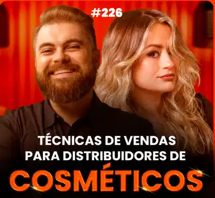 Capa do podcast Papo de Vendedor, com a foto da convidada, Michelle Gavillan, de perfil, loira, ao lado do host, Leandro Munhoz. Ao fundo uma cortina laranja. Abaixo, o título na cor branca, Técnicas de vendas para cosméticos, sobre como vender cosméticos para distribuidores.