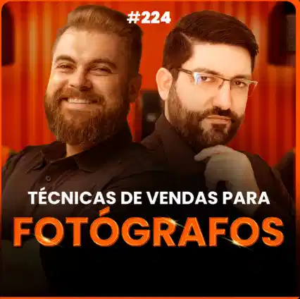 Capa do podcast Papo de Vendedor com a foto do convidado, à direita, João Alberto, branco, de barba e usando um óculos. À esquerda, o host, Leandro Munhoz. Ao fundo, uma cortina laranja e um microfone no centro. Abaixo, o título, Técnicas de Vendas para Fotógrafos, sobre como vender fotografia.