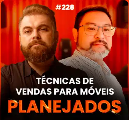 Capa do podcast Papo de Vendedor, com uma cortina laranja ao fundo e um microfone centralizado. Em primeiro plano, A foto do convidado, Danillo Mitsujima, usando óculos barba e com traços orientais. Do lado esquerdo, a foto do host, Leandro Munhoz. Abaixo, o título, na cor branca e laranja, Técnicas de vendas para móveis planejados.
