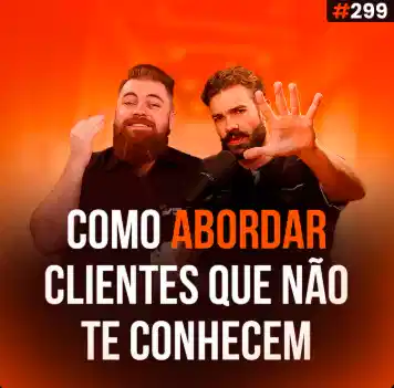Capa do podcast Papo de Vendedor na cor laranja e a foto dos hosts, Daniel Mestre e Leandro Munhoz ao centro. Abaixo, o título, na cor branca e laranja, Como abordar clientes que não te conhecem, sobre abordagem pelo whatsapp.