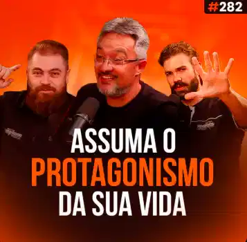 Capa do podcast Papo de Vendedor na cor laranja e o convidado, Luiz Belatto, ao centro. Ao lado, os hosts, Daniel Mestre e Leandro Munhoz. Abaixo, o título, na cor branca e laranja, Assuma o protagonismo da sua vida. Sobre Alta performance em vendas.