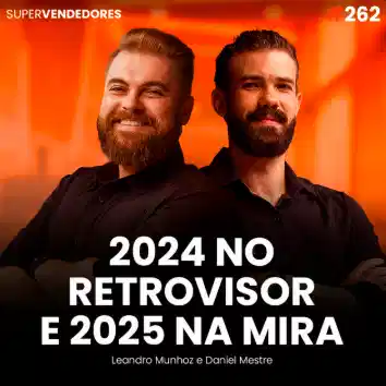 Capa do podcast Papo de Vendedor na cor laranja, com a foto dos hosts, Daniel Mestre e Leandro Munhoz ao centro. Abaixo, o título, na cor branca, 2024 no retrovisor e 2025 na mira. Sobre Fechamento de ciclo em vendas: veja como analisar o ano, identificar erros e planejar o próximo com mais previsibilidade.