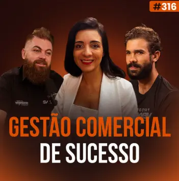 Capa do podcast Papo de Vendedor na cor laranja escuro e a foto da convidada, Andressa Borges, ao centro, morena, cabelos lisos, pretos na altura dos ombros e uma blazer branco. Ao lado, a foto dos hosts, Daniel Mestre e Leandro Munhoz. Abaixo, o título, na cor laranja e branca, Gestão Comercial de Sucesso, sobre habilidades essenciais de um gestor comercial de sucesso.