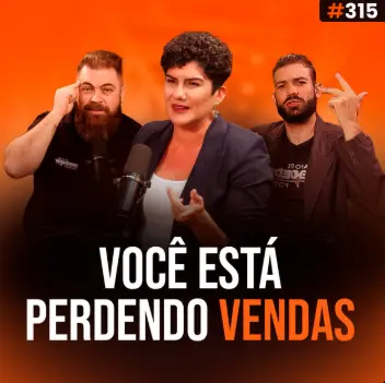 Capa do podcast Papo de Vendedor na cor laranja com a foto da convidada Juliana Costa. Ao lado, os hosts, Leandro Munhoz e Daniel Mestre. Abaixo, o título, na cor branca e laranja, Você está perdendo vendas, sobre o que o comprador quer ouvir e os vendedores não falam.