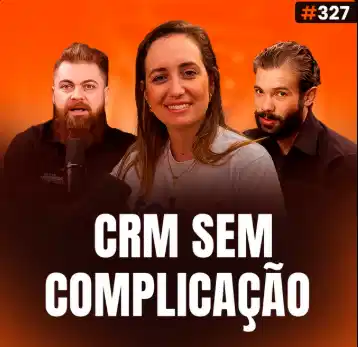 Capa do podcast Papo de Vendedor na cor laranja com a foto da convidada Jaqueline Rohden, ao centro. Ao lado, os hosts, Daniel Mestre e Leandro Munhoz. Abaixo, o título, na cor branca, CRM sem Complicação. Sobre como fazer sua equipe usar o CRM e evitar os erros mais comuns que sabotam a gestão comercial.