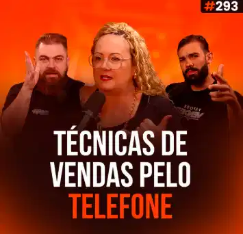Capa do podcast Papo de Vendedor na cor laranja. Ao centro, a foto da convidada, Vanessa Buratto, loira, cacheada, usando óculos e camisa social preta. De cada lado, os hosts, Daniel Mestre e Leandro Munhoz. Abaixo, o título, na cor branca e laranja, Técnicas de vendas pelo telefone.