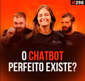 Capa do podcast Papo de Vendedor na cor laranja com a foto da convidada, Luciana Carneiro, ao centro. Um de cada lado, os hosts, Leandro Munhoz e Daniel Mestre. Abaixo, o título, na cor branca e laranja, O chatbot perfeito existe? Sobre como usar automação e WhatsApp para vender mais.
