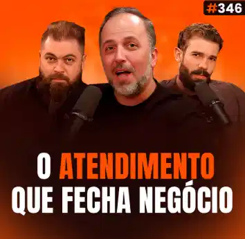Capa do podcast Papo de Vendedor na cor laranja e afoto do convidado, Marcelo Rodrigues, ao centro. Ao lado dele, os hosts, Daniel Mestre e Leandro Munhoz. Abaixo, o título, na cor branca e laranja, O Atendimento que Fecha Negócio, sobre o atendimento de excelência que vende mais.