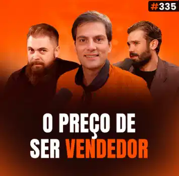 Capa do podcast Papo de Vendedor na cor laranja e a foto do convidado, Lucas Battistoni, ao centro. Ao lado dele, os hosts, Daniel Mestre e Leandro Munhoz. Abaixo, o título, na cor branca e laranja, O Preço de Ser Vendedor, sobre o sucesso da carreira em vendas e o estigam do vendedor.