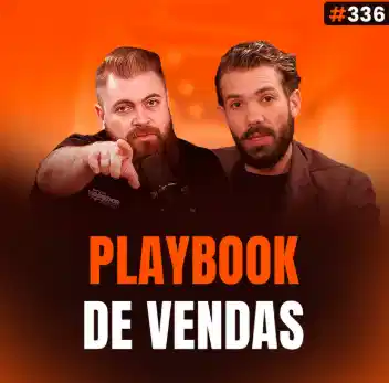 Capa do podcast Papo de Vendedor na cor laranja com a foto dos hosts, Leandro Munhoz e Daniel Mestre, ao centro. Abaixo, o título, na cor laranja e branca, Playbook de Vendas, sobre manual de vendas e processo comercial.