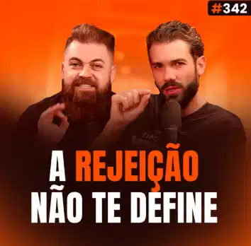 Capa do podcast Papo de Vendedor na cor laranja com a foto dos hosts, Daniel Mestre e Leandro Munhoz. Abaixo, o título, na cor branca e laranja, A rejeição não te define, sobre rejeição em vendas.