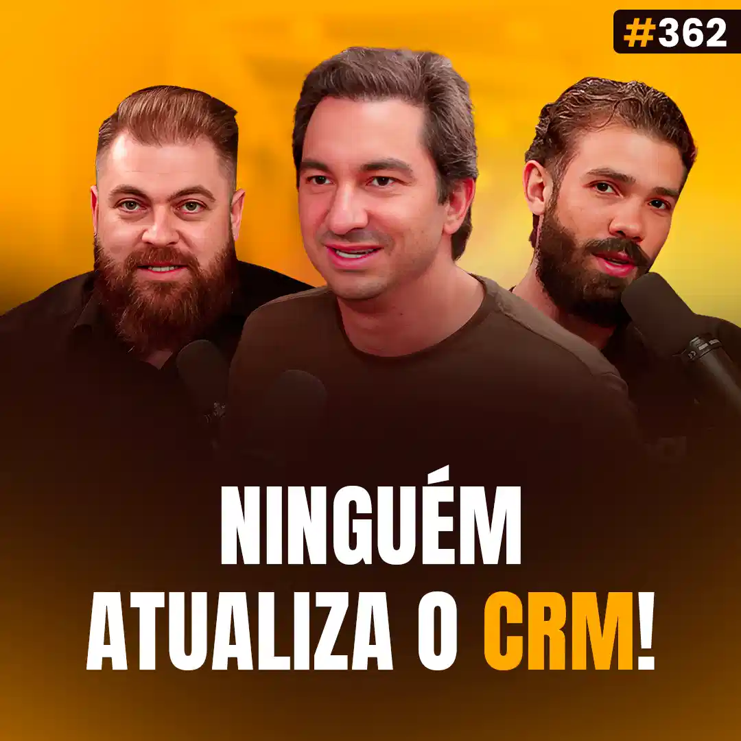 Capa do podcast Papo de Vendedor, na cor amarela, e a foto do convidado, Luis lourenço, moreno e camisa preta, ao centro. Ao lado dele, os hosts, Daniel Mestre e Leandro Munhoz. Abaixo, o título da capa, Ninguém atualiza o CRM, sobre O Verdadeiro Motivo do Seu Time Não Usar o CRM (E Como Resolver).