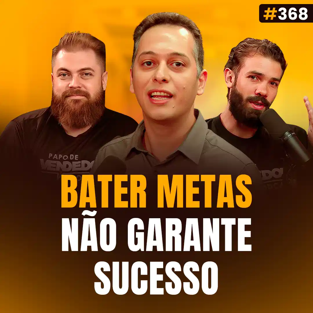 Capa do podcast Papo de Vendedor na cor amarela, com a foto do convidado, Filipe Nascimento, ao centro, e os hosts, Leandro Munhoz e Daniel Mestre, ao lado. Abaixo, o título, Bater Metas Não Garante o Sucesso, sobre o que é vender bem e O Erro Que Impede Bons Vendedores de Crescer na Carreira.
