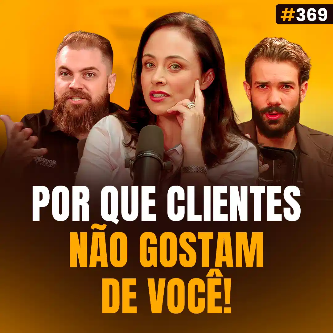Capa do podcast Papo de Vendedor na cor amarela e a foto da convidada, Fabiana Bertotti, branca, cabelo liso, olhos claros e camisa social branca, com a mão apontando pra cabeça e rosto inclinado para o lado. Os hosts, Leandro Munhoz e Daniel Mestre, ao lado. Abaixo, o título da capa, Por que Clientes Não Gostam de Você, sobre Comunicação Assertiva em Vendas: Os Erros que Fazem o Cliente Desconfiar de Você.