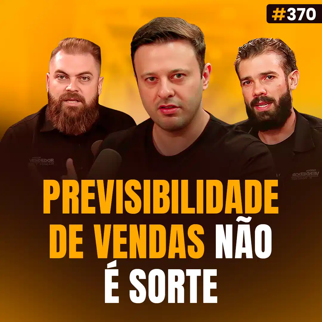 Capa do podcast Papo de Vendedor na cor amarela e a foto do convidado, Matheus Pagani, ao centro, branco, cabelo curto preto e camisa preta. Ao lado, os hosts Daniel Mestre e Leandro Munhoz. Abaixo, o título da capa, Previsibilidade em vendas não é sorte.