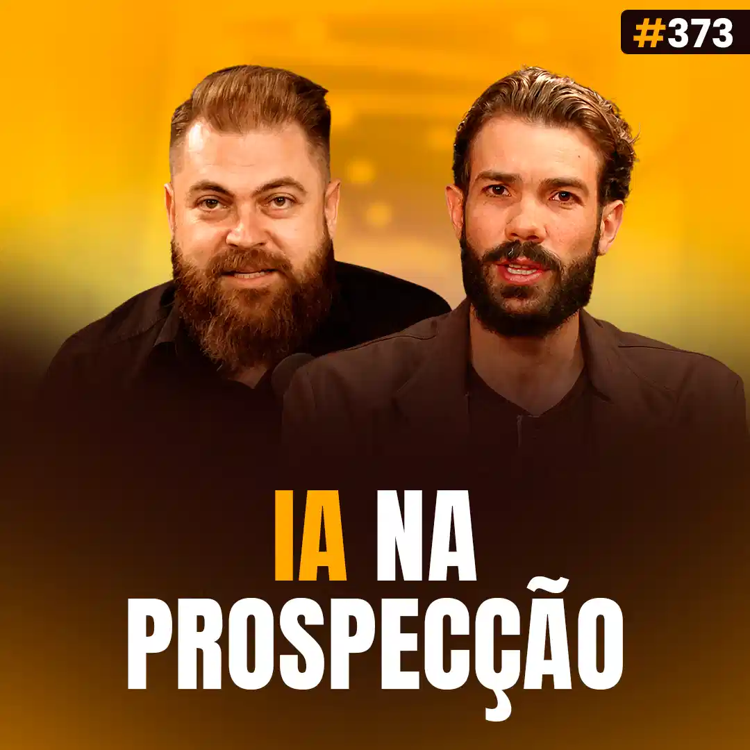 Capa do podcast Papo de Vendedor na cor amarela com a foto dos hosts, Leandro Munhoz e Daniel Mestre ao centro. Abaixo, o título da capa, IA NA PROSPECÇÃO, O Que Funciona de Verdade e O Que É Só Distração!