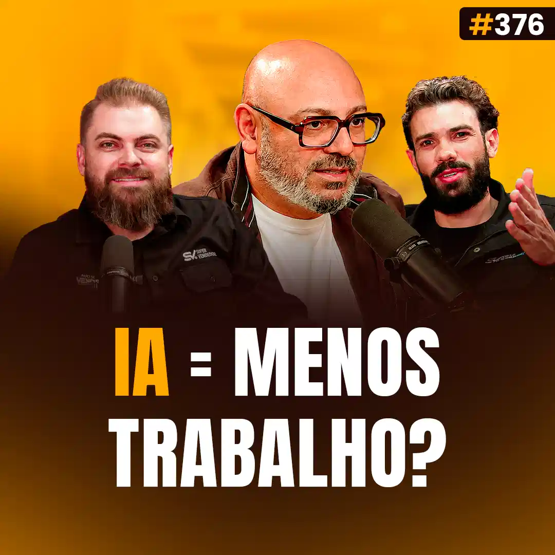 Capa do podcast Papo de Vendedor na cor amarela e a foto do convidado, Romualdo Silva, ao centro. Careca, óculos, barba e casaco preto. Ao lado, os hosts, Daniel Mestre e Leandro Munhoz. Abaixo, o título da capa "IA, Menos Trabalho?", sobre Como Times Comerciais Ganham Tempo e Vendem Mais com IA e Automação em Vendas.