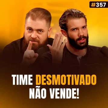 Capa do podcast Papo de Vendedor na cor amarela e a foto dos hosts, Daniel Mestre e Leandro Munhoz, ao centro. Abaixo, o título da capa, na cor branca e amarela, Time Desmotivado Não Vende, sobre como manter a motivação do seu time de vendas, mesmo em meses ruins.