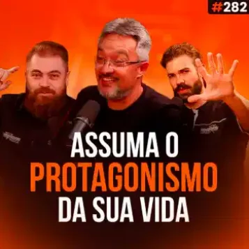 Capa do podcast Papo de Vendedor na cor laranja e o convidado, Luiz Belatto, ao centro. Ao lado, os hosts, Daniel Mestre e Leandro Munhoz. Abaixo, o título, na cor branca e laranja, Assuma o protagonismo da sua vida. Sobre Alta performance em vendas.