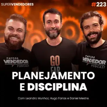 Capa do podcast Papo de Vendedor, com a foto do convidado ao centro, Hugo Farias, recordista de maratona, moreno, com barba e sorrindo. Ao lado dele, os hosts, Leandro Munhoz e Daniel Mestre. Abaixo o título, na cor branca, Planejamento e Disciplina, sobre como alcançar a alta performance em e executar grandes projetos.
