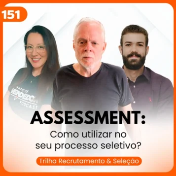 Capa do podcast Papo de Vendedor, na cor laranja e branca, e título na cor preta, Assessment, como utilizar no processo seletivo. Ao centro, a foto do convidado, Reed Nelson, e dos hosts, Luciane Soares e Daniel Mestre.